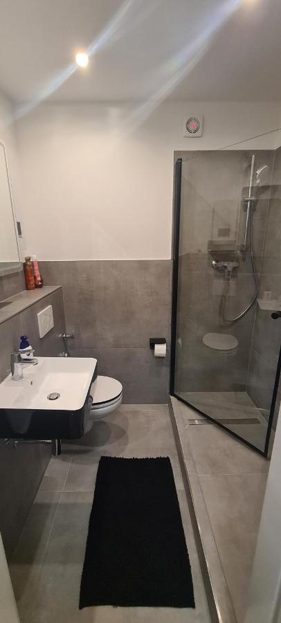 Schoene 2 Zimmer Apartment In Krefeld City, Monteur Wohnung Netflix & Prime Екстер'єр фото